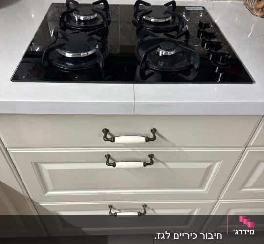 כיריים גז על משטח מטבח עם אריחים דקורטיביים